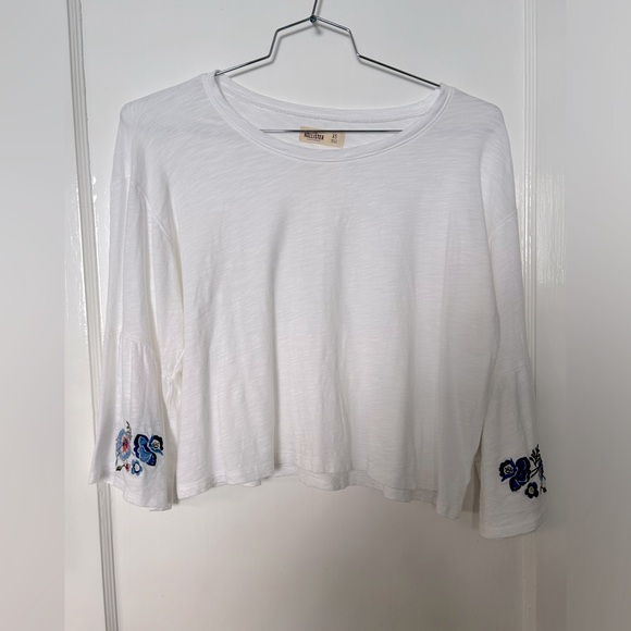 Hollister Bell Sleeve Embroidered Flowy Tee Size XS X Small - Picture 1 of 3